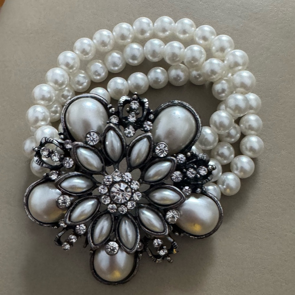 ⚪ Elegant Pearl and Crystal Flower Bracelet (Stretchy)